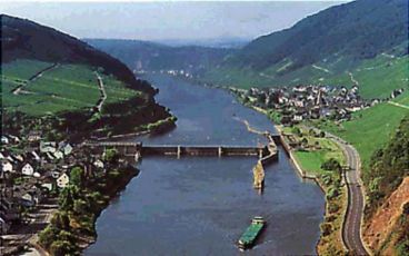 Staustufe im Rhein